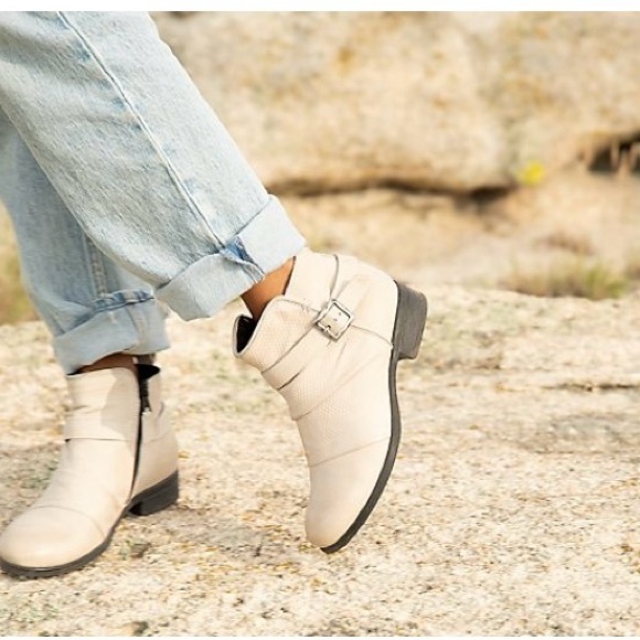 NIB Miz Mooz Leather Ankle Boots with Buckle - Suzy - Picture 1 of 2